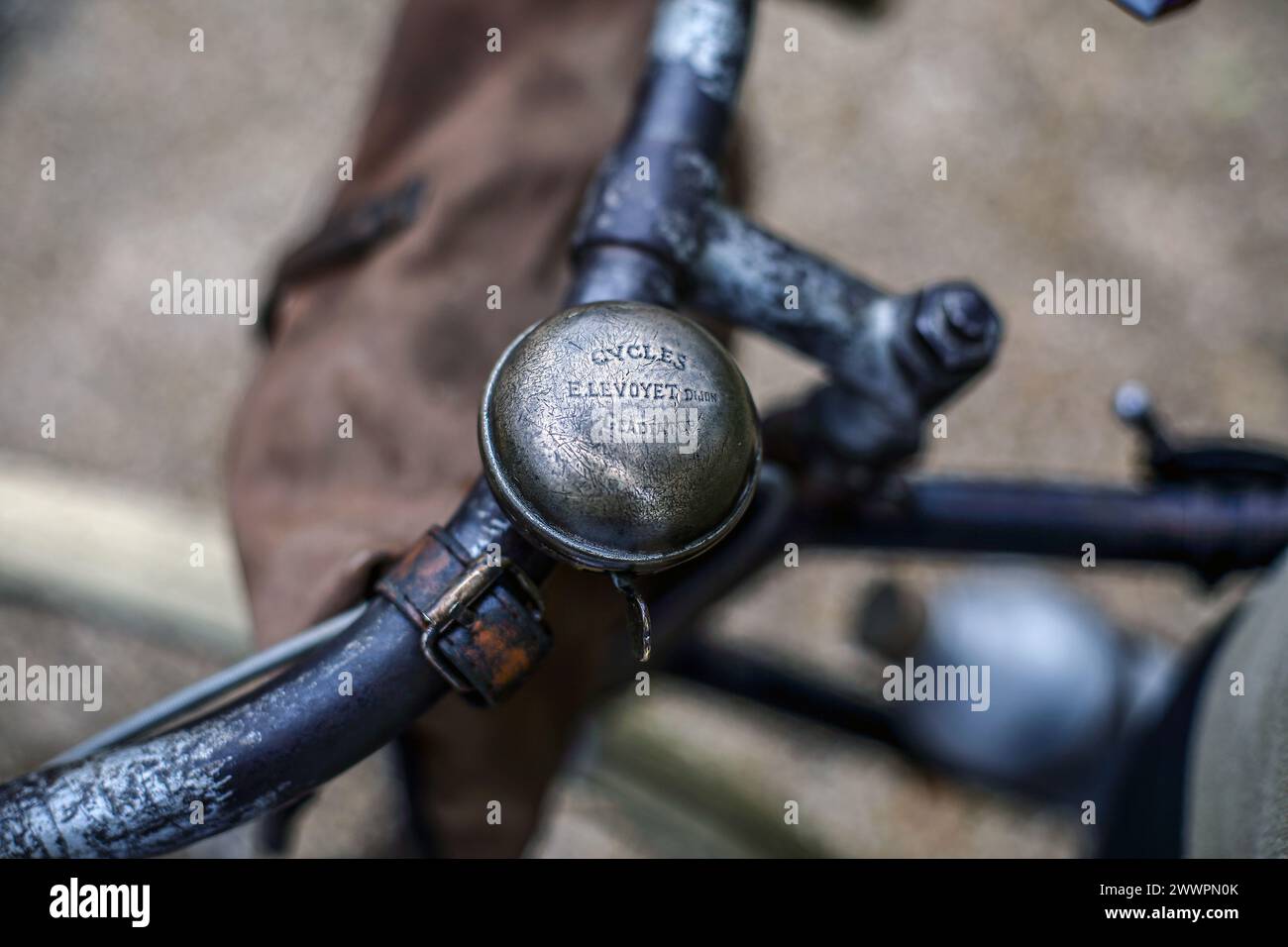 Vieille cloche de vélo avec de la rouille. Gros plan. Banque D'Images