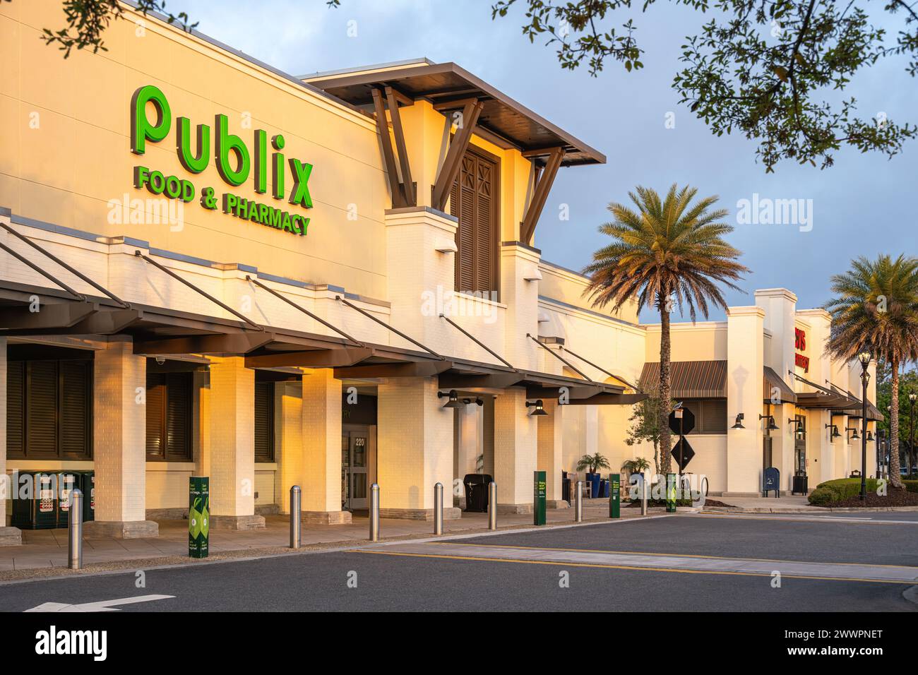 Supermarché Publix Food & Pharmacy au lever du soleil à Ponte Vedra Beach, Floride. (ÉTATS-UNIS) Banque D'Images