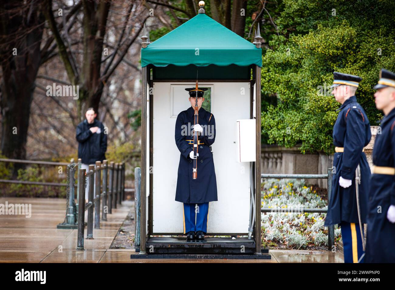 Les soldats du 3e régiment d'infanterie des États-Unis (la vieille garde) fournissent un soutien cérémoniel lors d'une cérémonie de dépôt de couronnes d'honneur à la tombe du soldat inconnu dans le cimetière national d'Arlington, en Virginie, 13 février 2024. La couronne a été déposée par le chef d'état-major de l'armée indienne, le général Manoj Pande, et accueillie par le général général général Trevor J. Bredenkamp, commandant général de la Force opérationnelle interarmées-région de la capitale nationale, district militaire de l'armée américaine de Washington et le général Randy A. George, chef d'état-major de l'armée américaine. Armée Banque D'Images