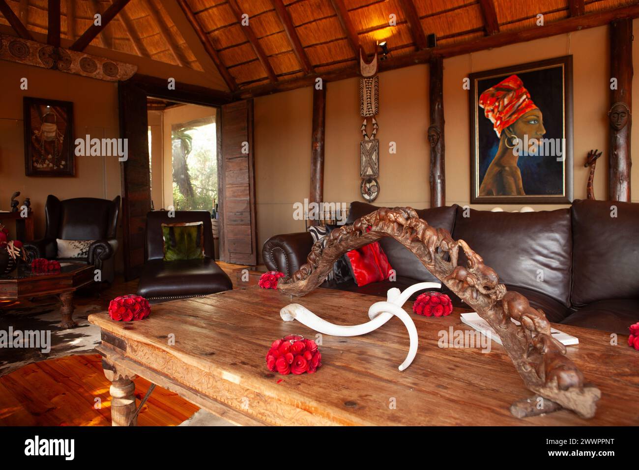 L'intérieur du Lodge principal avec des articles décoratifs africains dans Amakhala Game Reserve, en Afrique du Sud, étaient invités à se rencontrer et à manger avant les trajets. Banque D'Images