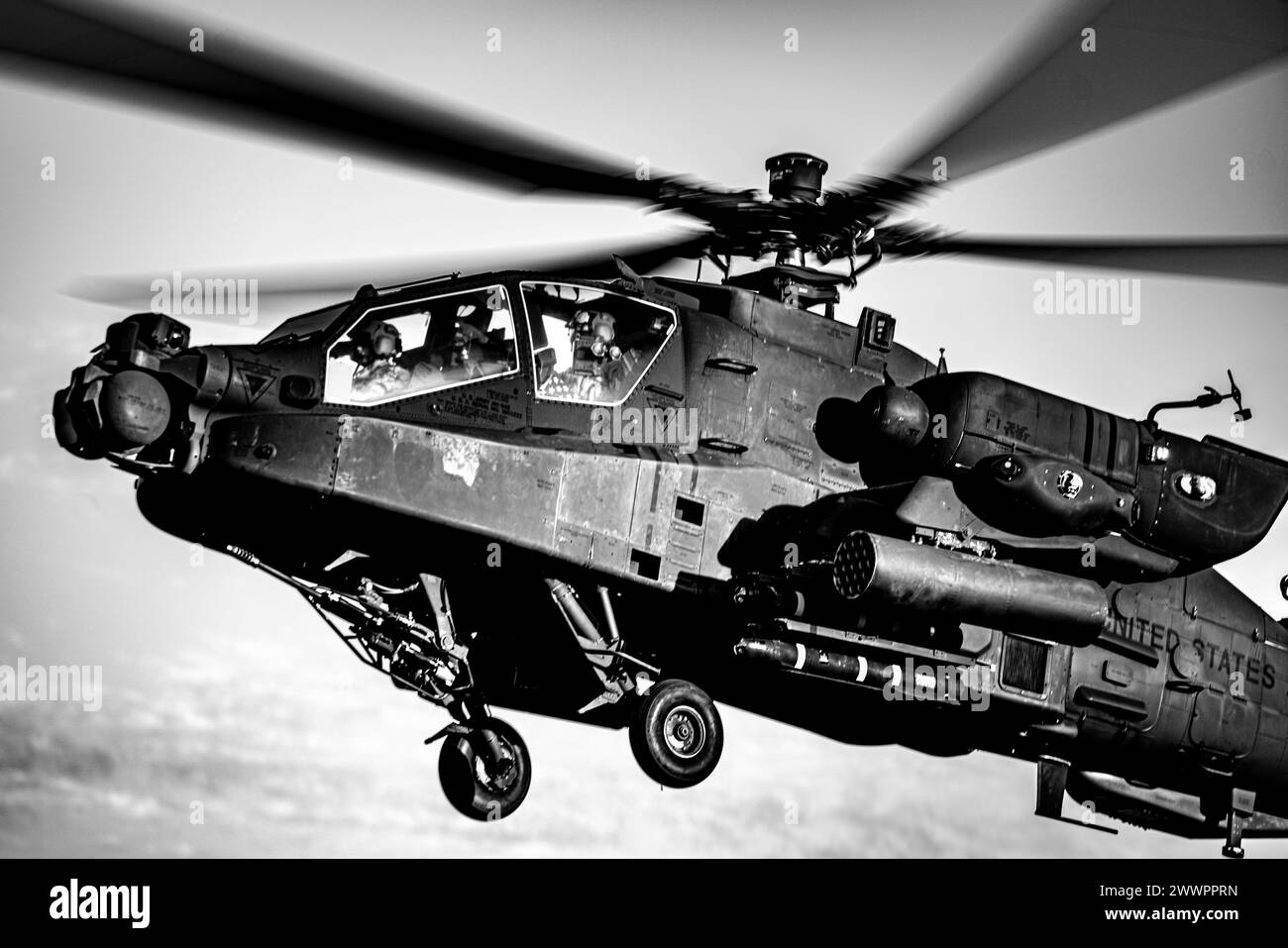 Les parachutistes affectés à la 82e brigade aéroportée de l'aviation de combat de la 82e division aéroportée mènent des opérations d'armement avancé et de ravitaillement (FARP) le 21 février 2024. Les FARP fournissent le carburant et les munitions nécessaires aux opérations à voilure fixe. Armée Banque D'Images