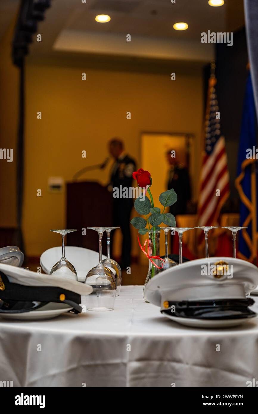 Le Sgt Michael Venning, chef du commandement de la 81e Escadre d’entraînement, explique la table des hommes disparus lors de la cérémonie de remise des prix annuels 2023 de la 81e Escadre d’entraînement à la base aérienne de Keesler, Mississippi, le 29 février 2024. Au cours de la cérémonie, la direction de la base a reconnu des aviateurs et des civils exceptionnels de toute l’installation pour leurs réalisations tout au long de 2023. Armée de l'air Banque D'Images