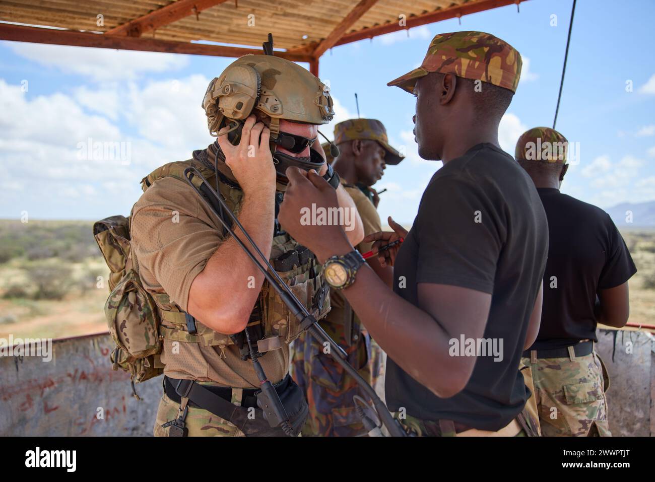 Un aviateur de l’US Air Force du 26th Special Tactics Squadron, U.S. Air Force Special Operations Command, évalue l’équipement d’un membre de l’unité de réponse rapide des Forces de défense du Kenya lors de l’Accord justifié 2024 (JA24) au Kenya le 29 février 2024. Le JA24 est le plus grand exercice de l'US Africa Command en Afrique de l'est, qui se déroulera du 26 février au 7 mars. Dirigé par la Force opérationnelle sud-européenne de l'armée américaine, Afrique (SETAF-AF), et accueilli au Kenya, l'exercice de cette année comprendra du personnel et des unités de 23 pays. Cet exercice multinational renforce la préparation pour la force conjointe américaine et prépare les partenaires régionaux pour les Nations Unies Banque D'Images