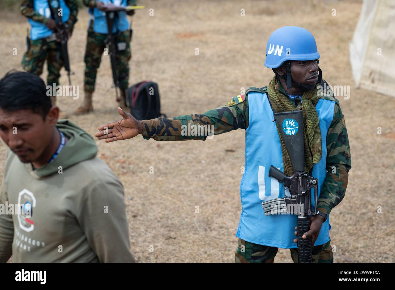 Des soldats de l'armée ghanéenne simulent l'escorte de joueurs civils pour l'événement d'entraînement cordon et champ de recherche pendant l'exercice Shanti Prayas IV au Centre d'entraînement aux opérations de paix de Birendra le 24 février 2024. Un bouclage et une fouille sont une tactique utilisée pour sécuriser une zone et fouiller les locaux à la recherche d'armes ou d'insurgés. Shanti Prayas IV est un exercice multinational de maintien de la paix parrainé par l’armée népalaise et le commandement indo-pacifique des États-Unis et est le dernier d’une série d’exercices conçus pour soutenir les opérations de maintien de la paix. Corps des Marines Banque D'Images