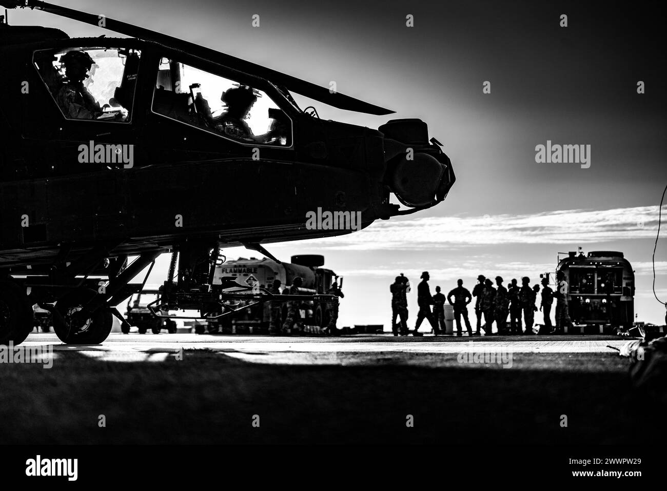Les parachutistes affectés à la 82e brigade aéroportée de l'aviation de combat de la 82e division aéroportée mènent des opérations d'armement avancé et de ravitaillement (FARP) le 21 février 2024. Les FARP fournissent le carburant et les munitions nécessaires aux opérations à voilure fixe. Armée Banque D'Images