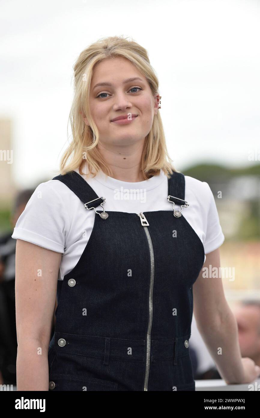 L’actrice Nadia Tereszkiewicz posant lors de la photocall du film « Rosalie » à l’occasion du Festival de Cannes le 18 mai 2023 Banque D'Images