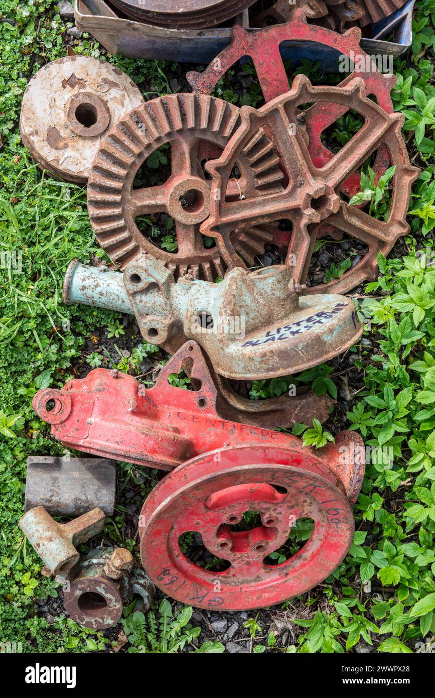 Un lot aléatoire de pièces de machines agricoles - rouages, poulies, etc. - Pour la vente aux enchères lors de la vente de clôture d'une ancienne société d'ingénierie agricole rurale, Taylor's de Presteigne au centre du pays de Galles Banque D'Images