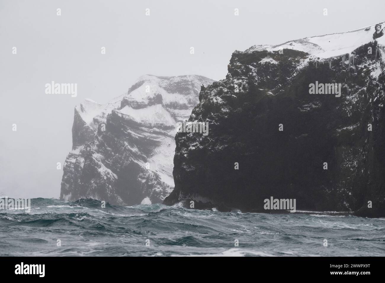 Antarctique, Océan Austral, Îles Balleny. Vue côtière de l'île de Sabrina. La Nouvelle-Zélande revendique des îles comme faisant partie de la dépendance de Ross. Banque D'Images