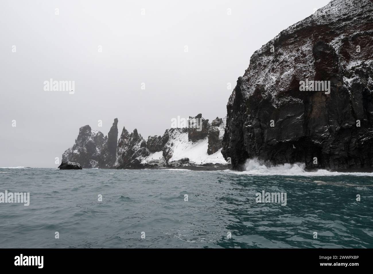 Antarctique, Océan Austral, Îles Balleny. Vue côtière de l'île de Sabrina. La Nouvelle-Zélande revendique des îles comme faisant partie de la dépendance de Ross. Banque D'Images