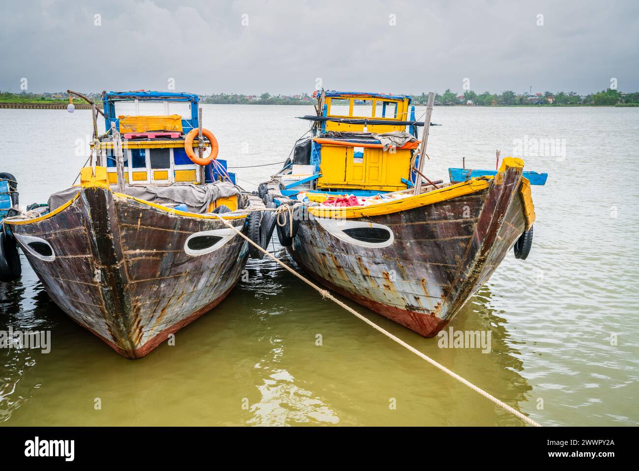 Bateaux de pêche traditionnels amarrés sur la rivière Thu bon dans la ville de Hoi an, Vietnam Banque D'Images