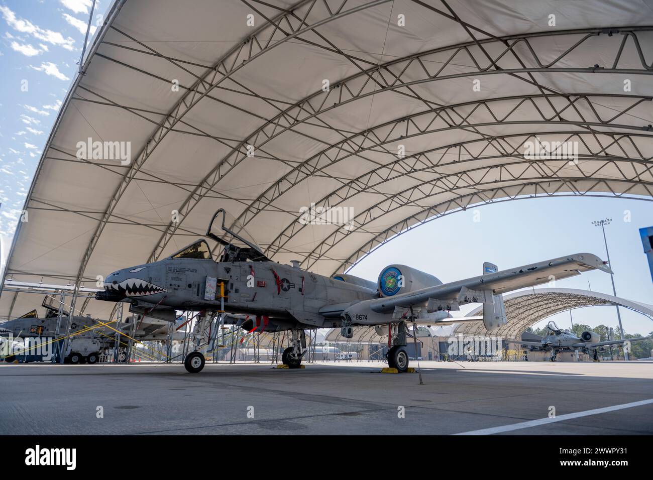 Un A-10C Thunderbolt II de l'US Air Force, 74th Fighter Squadron, est assis sous un pare-soleil à Moody Air Force base, en Géorgie, le 20 février 2024. L'avion 78-0674 était le 74e navire amiral de la FS de 1996-2024 et a pris sa retraite sur le « Boneyard » à la base aérienne Davis-Monthan, Arizona, le 27 février 2024. Armée de l'air Banque D'Images