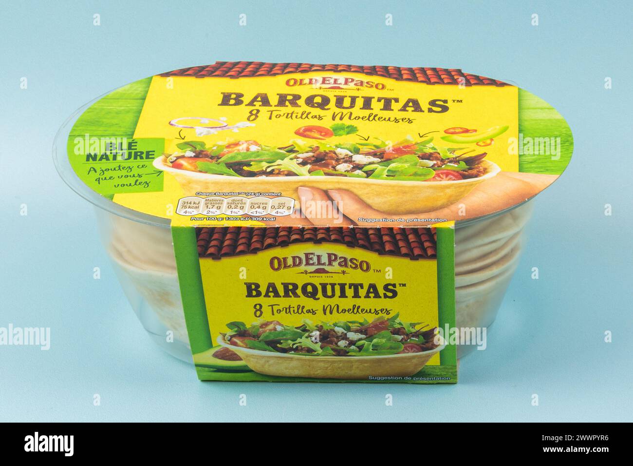 Boîte de tortillas mexicaines de marque Old El Paso, gros plan, isolée sur fond bleu Banque D'Images