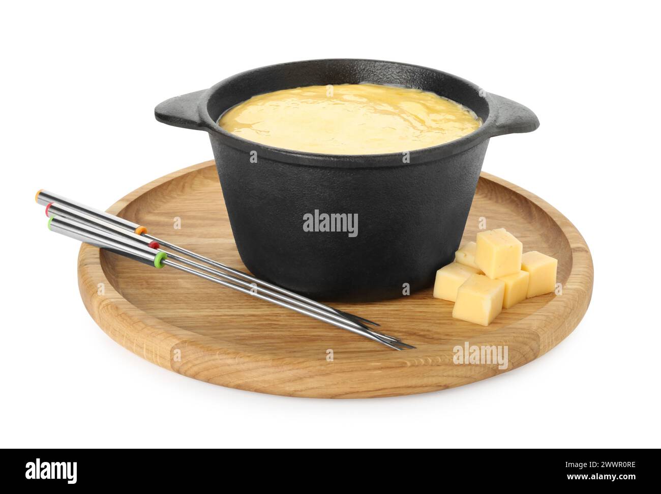 Fondue au fromage fondu savoureux, fourchettes et morceaux isolés sur blanc Banque D'Images