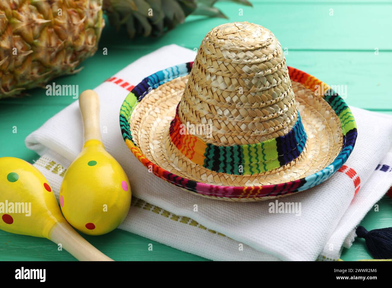 Chapeau sombrero mexicain, maracas et poncho sur table en bois turquoise Banque D'Images
