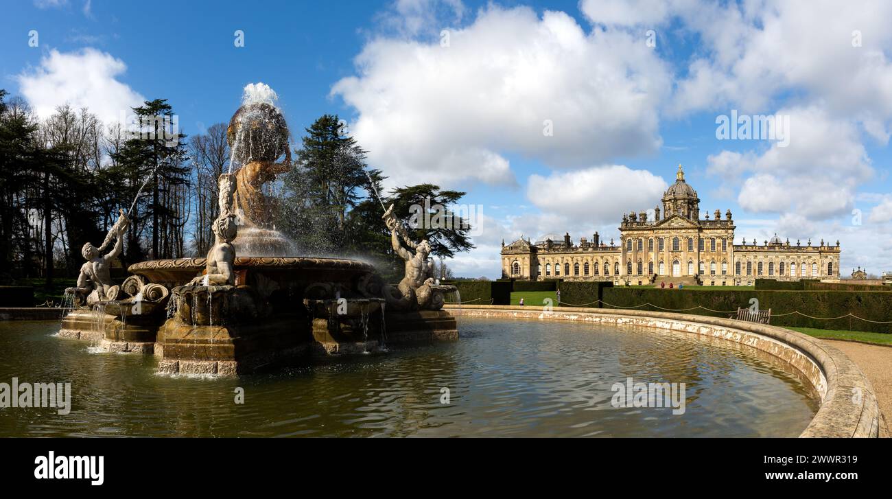 CASTLE HOWARD, YORK, ROYAUME-UNI - 23 MARS 2024. Un panorama paysager de la Fontaine de l'Atlas dans les jardins formels de Castle Howard Maison seigneuriale dans le Howa Banque D'Images