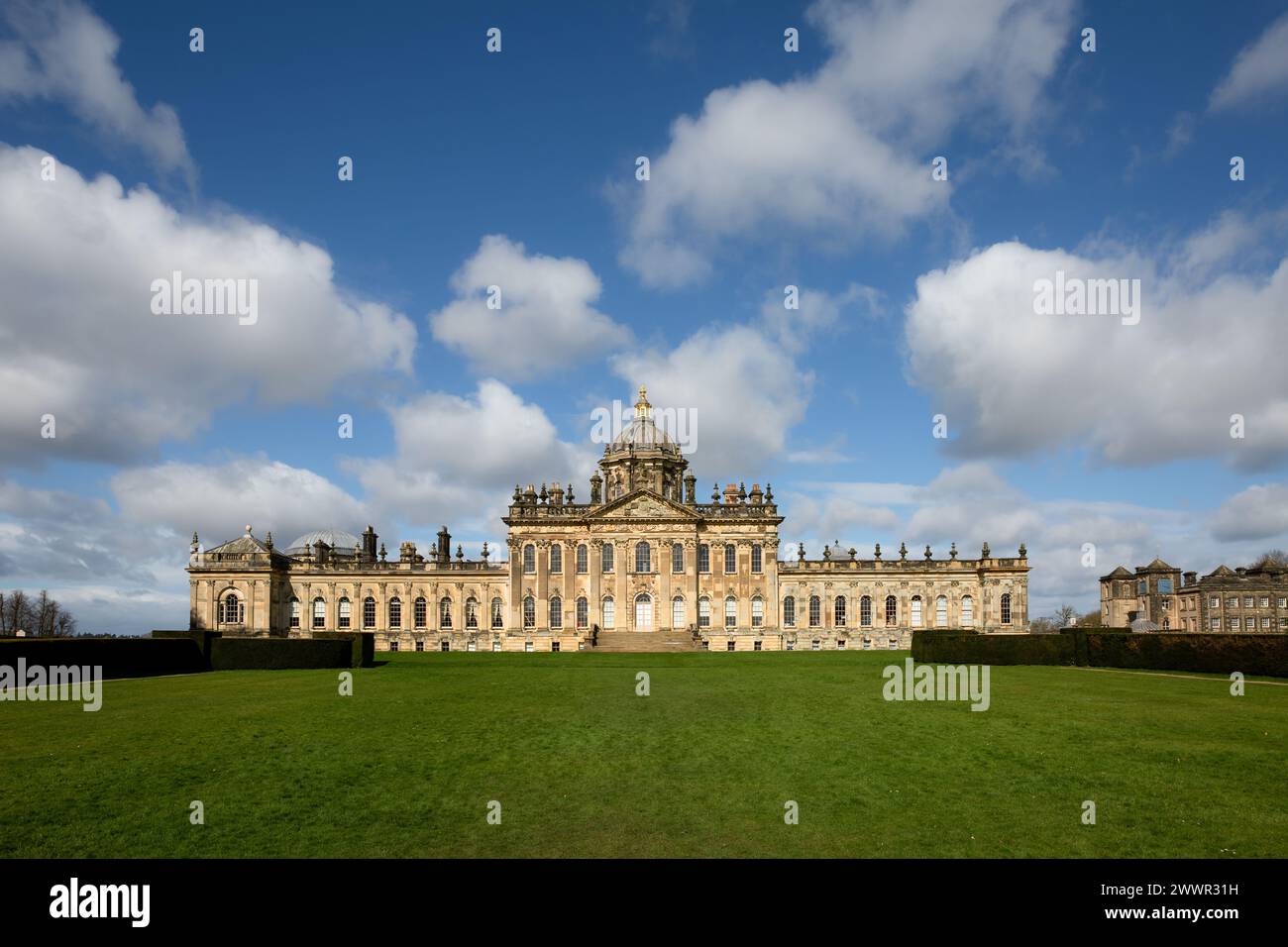 CASTLE HOWARD, YORK, ROYAUME-UNI - 23 MARS 2024. Un panorama paysager de la façade avant de Castle Howard stately House dans les collines Howardian avec Sunshin Banque D'Images