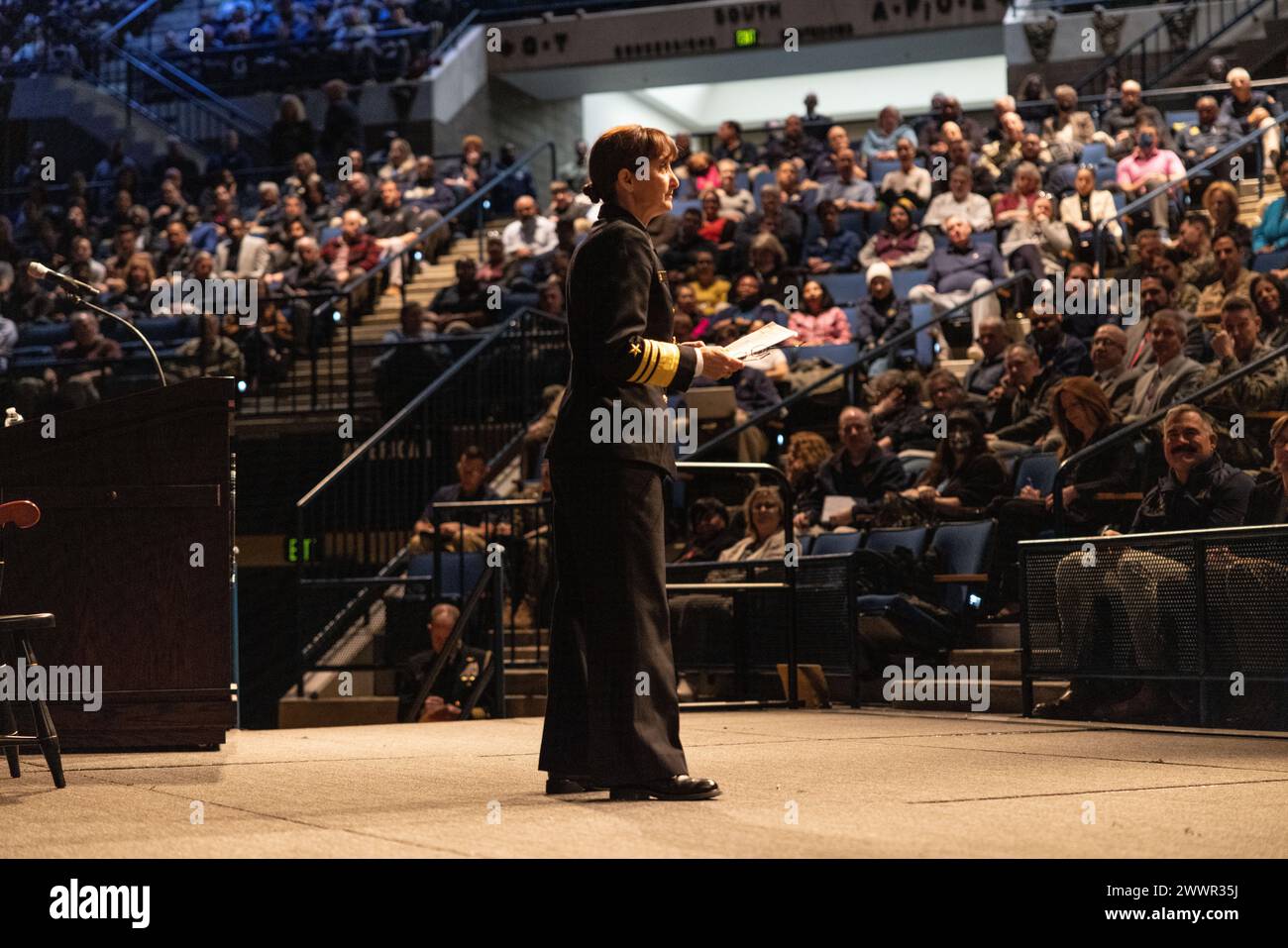 ANNAPOLIS, Md. (Le 29 février 2024) la surintendante de l’Académie navale des États-Unis, la vice-amirale Yvette M. Davids, s’adresse au personnel de l’Académie navale des États-Unis lors d’un briefing « All Hands » à Alumni Hall. Marine Banque D'Images