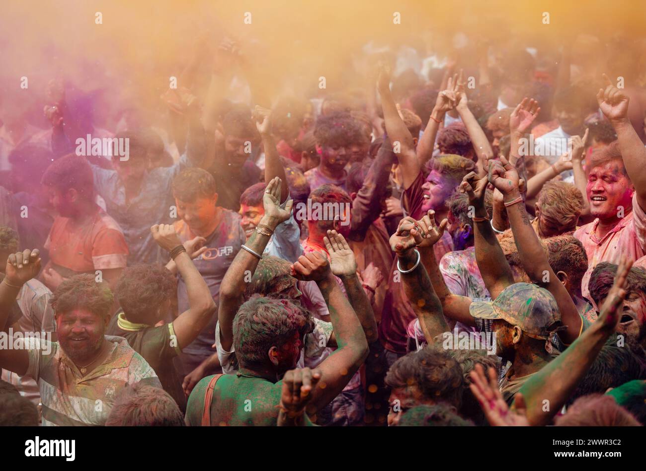 Guwahati, Assam, Inde. 25 mars 2024. Les fêtards dansent au rythme de la musique alors qu'ils célèbrent Holi dans une rue, le festival hindou des couleurs du printemps le 25 mars 2024 à Guwahati, Assam, Inde. Holi, également connu sous le nom de Festival des couleurs ou Festival du printemps, est l'un des festivals les plus dynamiques et les plus joyeux en Inde. Crédit : David Talukdar/Alamy Live News crédit : David Talukdar/Alamy Live News Banque D'Images
