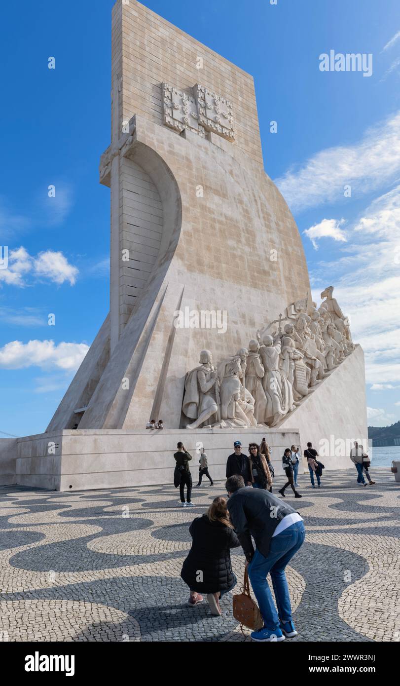 Monument aux découvertes Padrão dos Descobrimentos, Lisbonne, Portugal avec des touristes autour de prendre des photos du monument Banque D'Images
