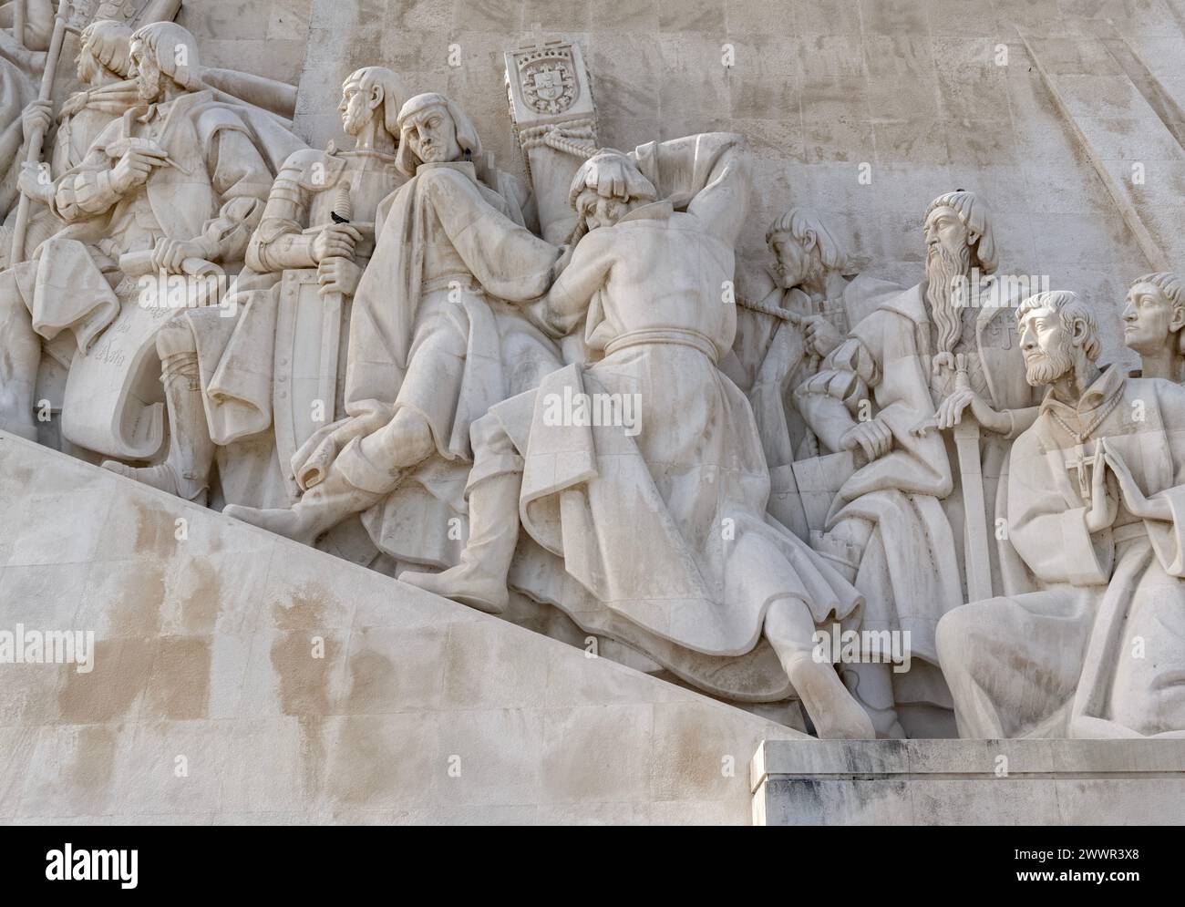 Monument aux découvertes Padrão dos Descobrimentos, Lisbonne, Portugal gros plan des premiers navigateurs Banque D'Images