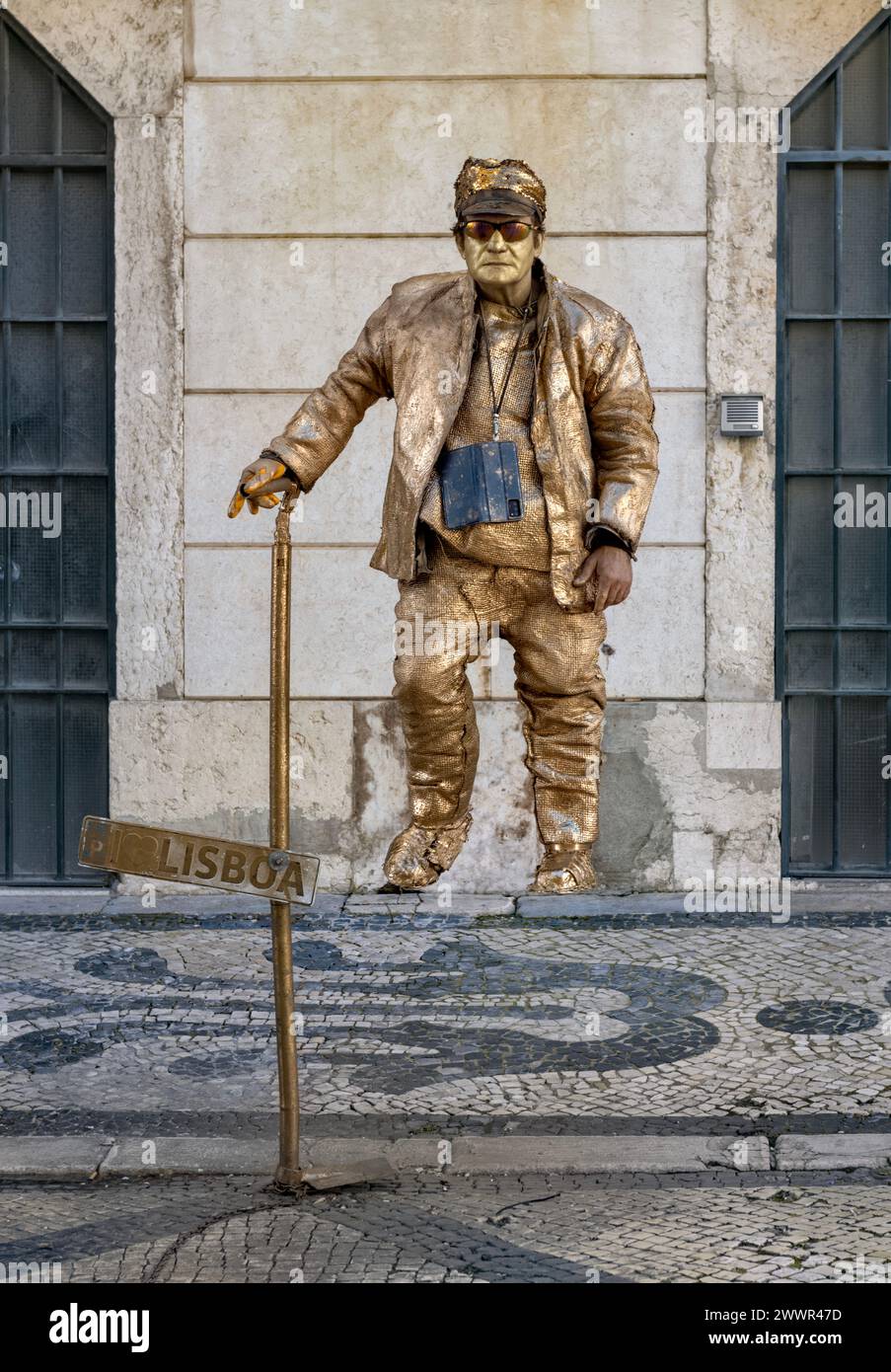 Statue vivante mâle en or à Lisbonne, Portugal Banque D'Images