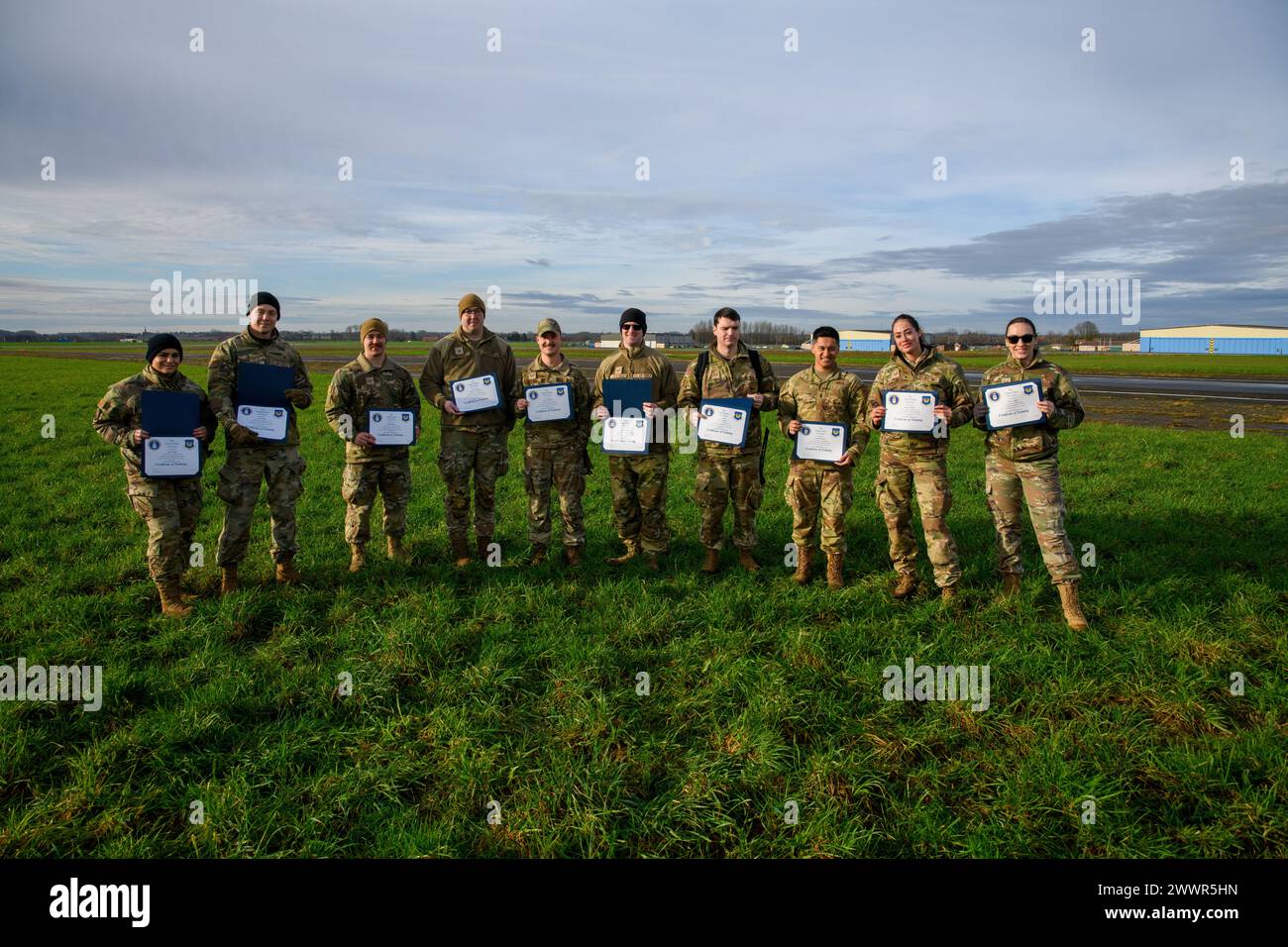 Les aviateurs américains affectés aux escadrons alignés sous le 86th Operations Group posent pour une photo de groupe alors qu'ils certifient en tant qu'officiers de sécurité de la zone d'atterrissage (LZSO) sous la supervision d'experts du 1st combat Communications Squadron sur la base aérienne de Chièvres, Belgique, le 15 février 2024. La formation du LZSO garantit que le personnel des opérations aéroportuaires est adéquatement préparé pour répondre aux besoins de la mission à tout moment, en tout lieu avec peu ou pas d'infrastructure. Armée Banque D'Images