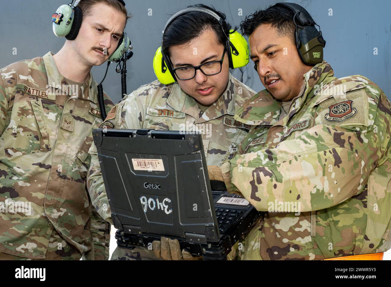 Les aviateurs de l'US Air Force suivent les ordres techniques pour exécuter un ravitaillement d'avion à avion pendant l'exercice Bamboo Eagle 24-1 à la base aérienne de Nellis, Nevada, le 2 février 2024. Des aviateurs de la base aérienne de Yokota, au Japon, de la base conjointe Pearl Harbor-Hickam, à Hawaï, de la base conjointe Elmendorf-Richardson, en Alaska, et de la base conjointe Charleston, en Caroline du Sud, ont aligné diverses compétences pour compléter le tout premier ravitaillement du Air Mobility Command-to-F-22 Raptor d'un Charleston C-17 Globemaster III à un JBER F-22 Raptor. BE 24-1 était un exercice unique en son genre dirigé par le U.S. Air Force Warfare Center et est composé de Banque D'Images