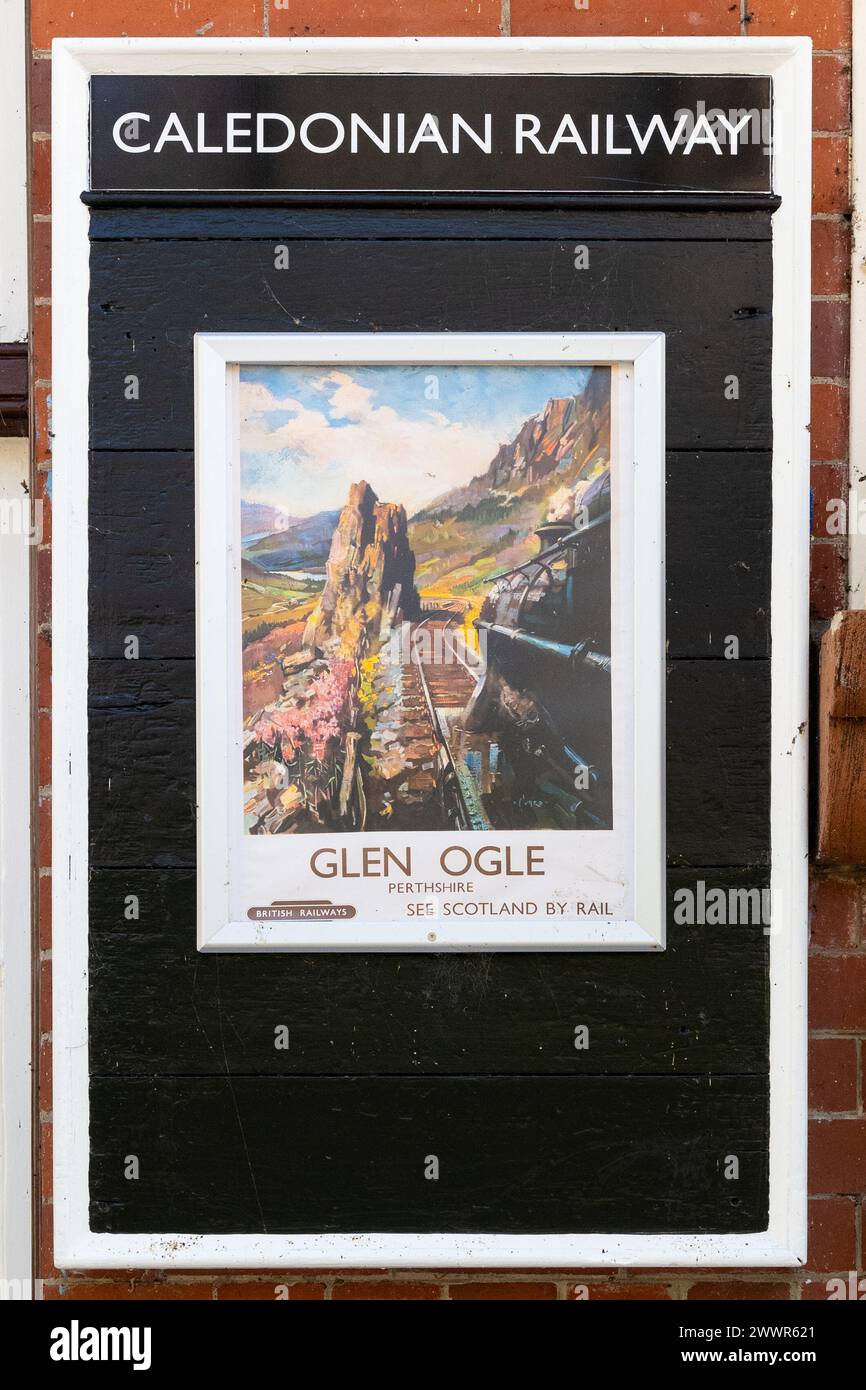 Caledonian Railway Glen Ogle Perthshire Voir Scotland by Rail affiche sur le bâtiment de quai de gare désaffecté à Lochearnhead, Perthshire, Écosse, Royaume-Uni Banque D'Images