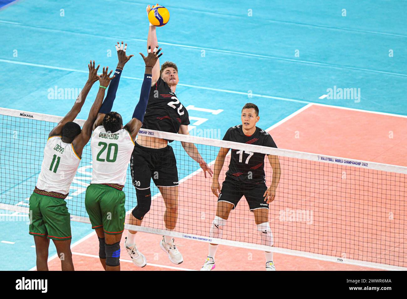 Linus Weber (Allemagne), Jeremie Deffo, Christian Vuokeng (Cameroun). Championnat du monde de volley-ball 2022 Banque D'Images