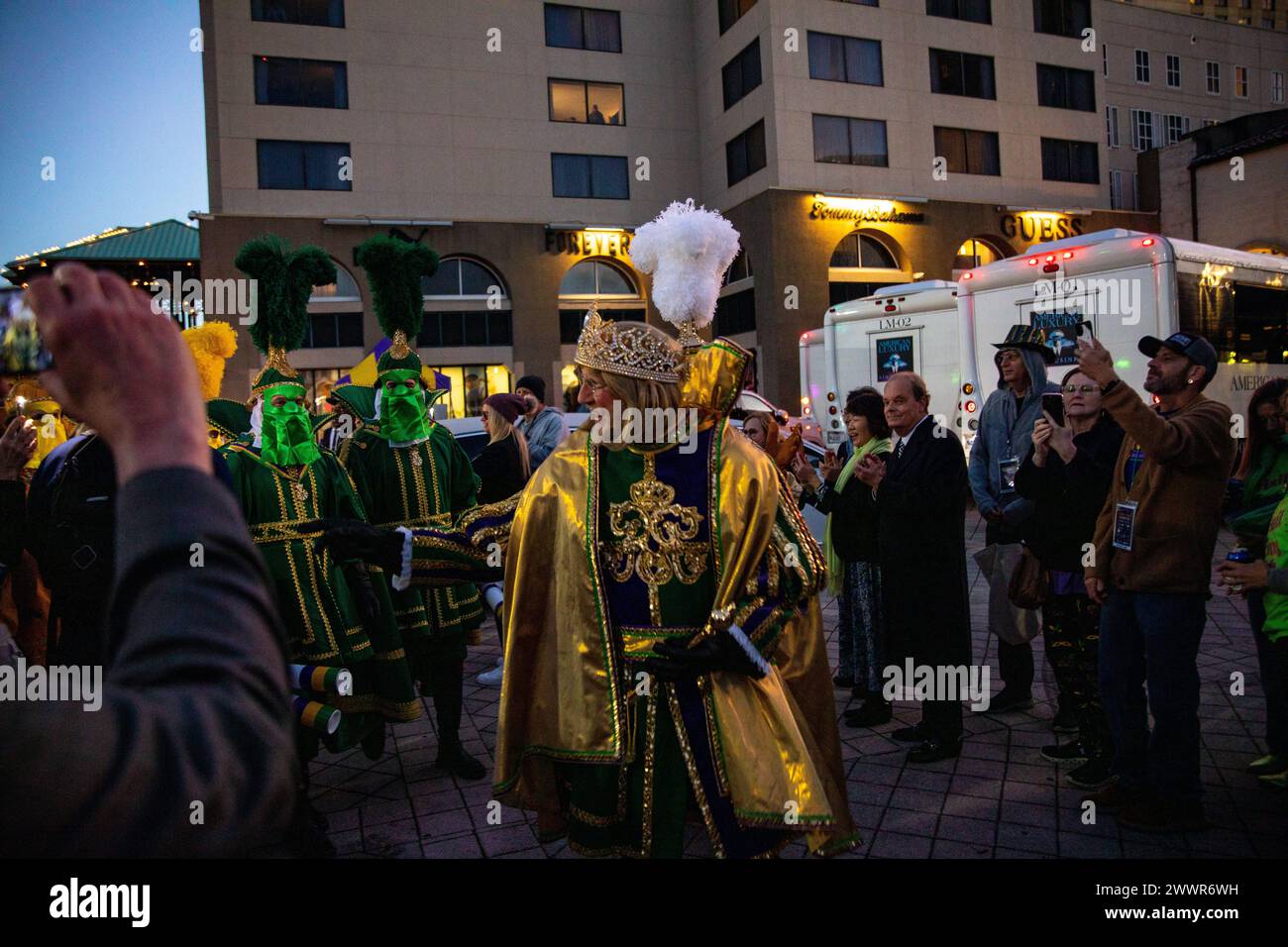 John Eastman, roi de Rex, fait des vagues aux amateurs de carnaval pendant le lundi gras au Woldenberg Park, à la Nouvelle-Orléans, le 12 février 2024. Le lundi précédant immédiatement le mardi gras – également appelé lundi gras, « lundi gras » – conserve ses propres traditions et célébrations en constante évolution ; avant 1987, le lundi était généralement un jour de repos ; maintenant, le lundi gras est un autre jour de pré-fête pour le mardi gras. Corps des Marines Banque D'Images