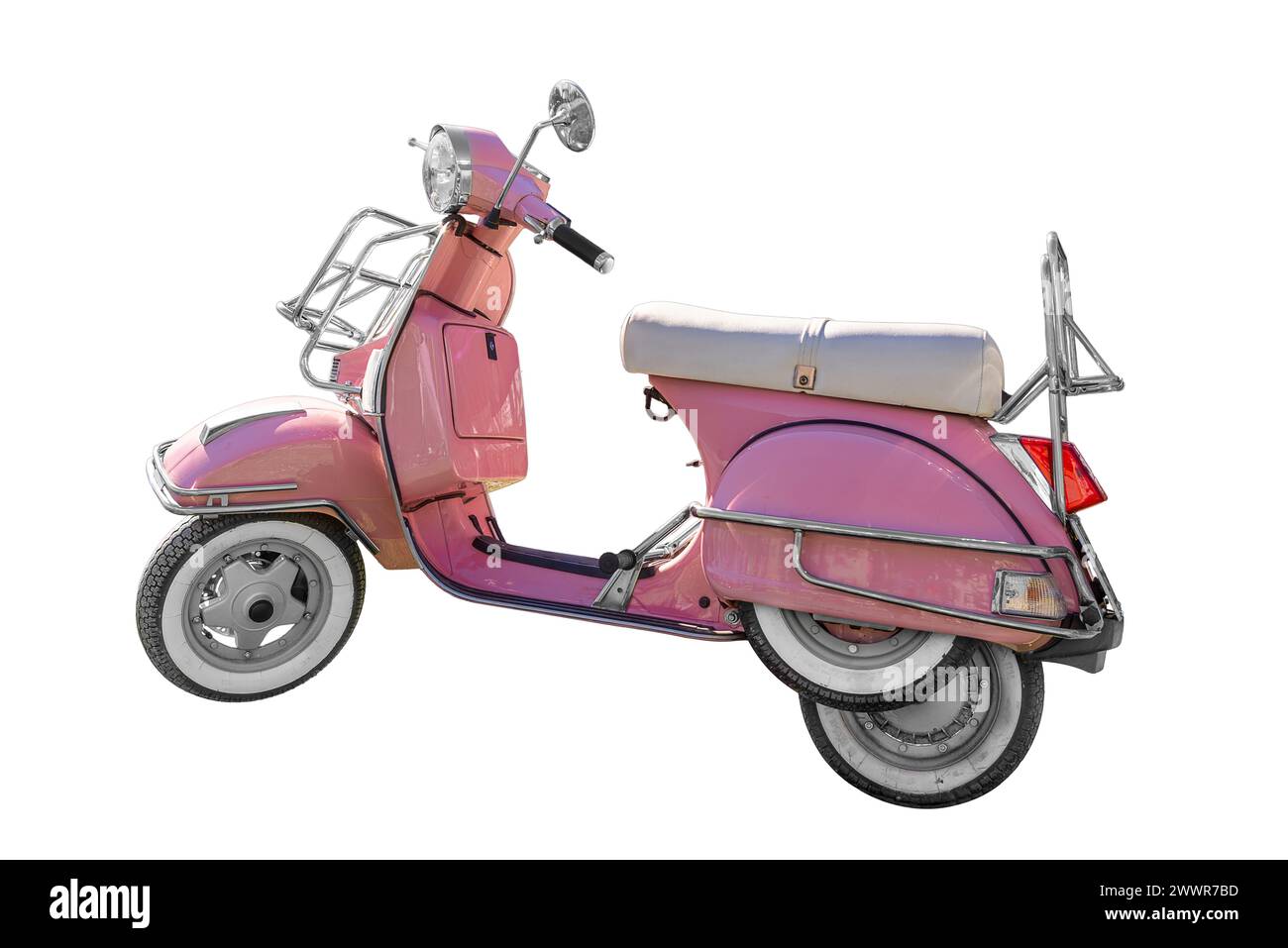 Italie - 25 mars 2024 : scooter Vespa rose avec porte-colis chromé et pmeumatics avec bande blanche, isolé sur blanc avec chemin de détourage inclus Banque D'Images