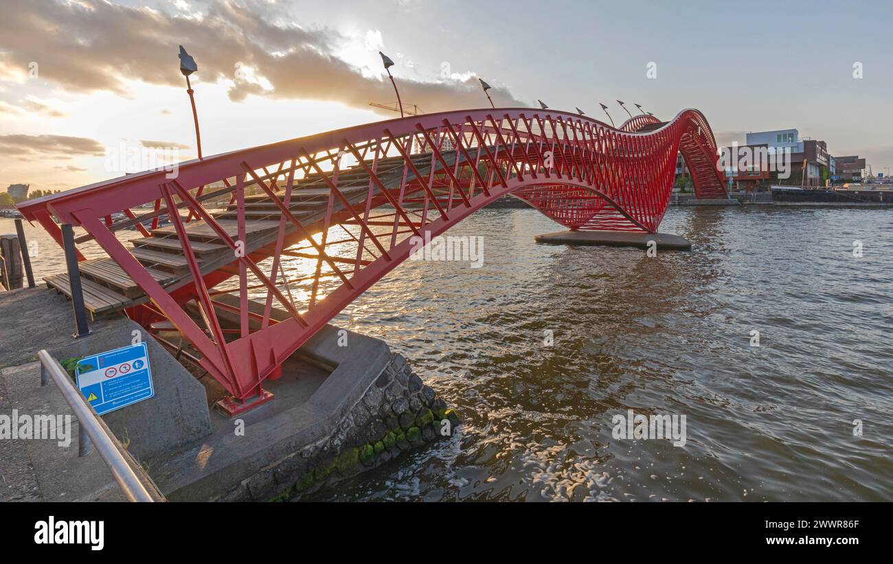 Amsterdam, pays-Bas - 17 mai 2018 : Pont Red Pyton sur le canal d'eau au printemps après-midi. Banque D'Images