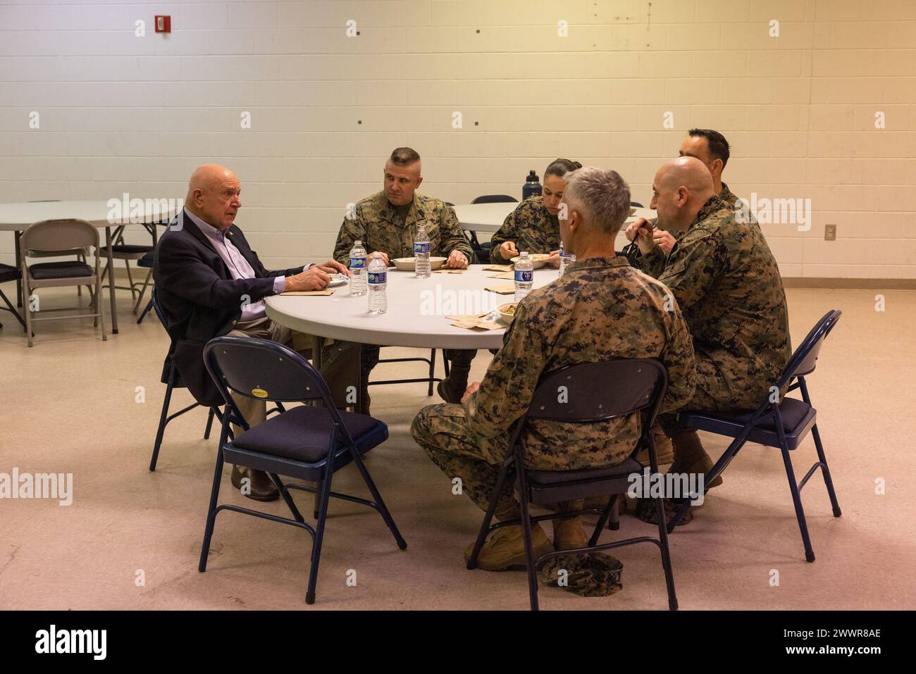 RET. Porter Halyburton, commandant de l'US Navy, raconte des histoires aux Marines lors d'un déjeuner dans le bâtiment qui abritera le futur Spiritual Resiliency Center sur la Marine corps Air Station New River, à Jacksonville, Caroline du Nord, le 13 février 2024. Halyburton a survécu sept ans et demi en captivité en tant que prisonnier de guerre au Nord-Vietnam pendant la guerre du Vietnam et parle de la sagesse et de la libération de son expérience douloureuse. Corps des Marines Banque D'Images