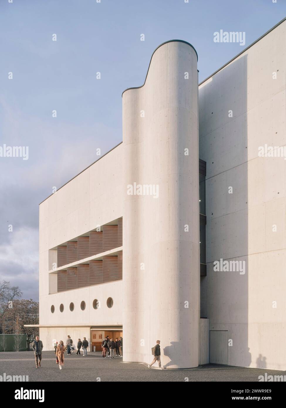 Piste avec nouvelle entrée principale du bâtiment. Annexe de la Bibliothèque d'État Württemberg à Stuttgart, Stuttgart, Allemagne. Architecte : LRO Architekten, 202 Banque D'Images