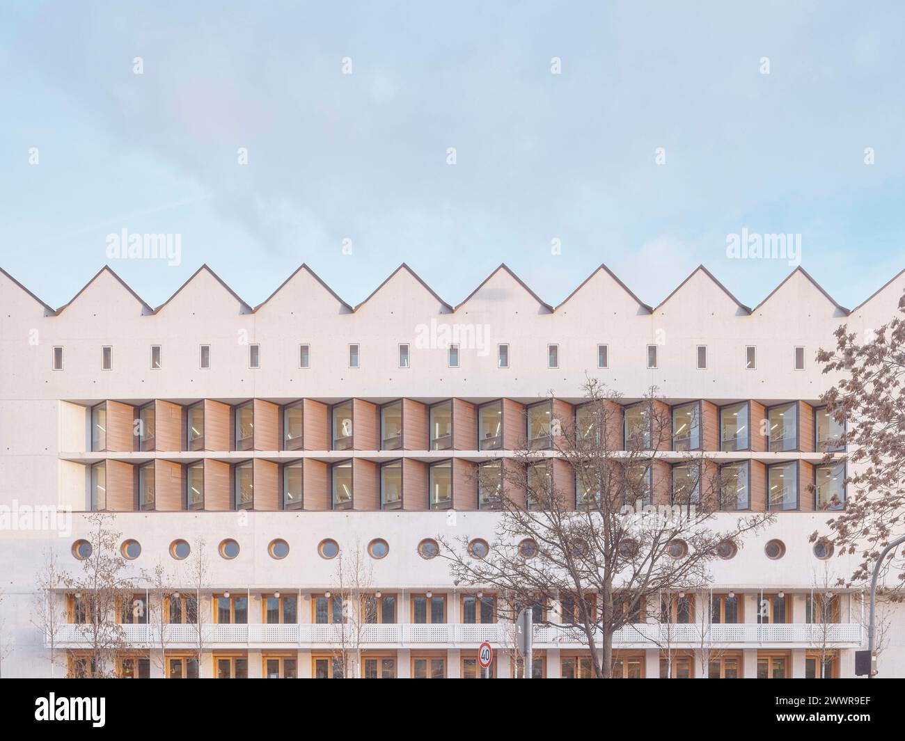 Élévation avant avec toit au feu du nord. Annexe de la Bibliothèque d'État Württemberg à Stuttgart, Stuttgart, Allemagne. Architecte : LRO Architekten, 2024. Banque D'Images