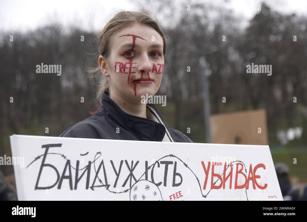 Non exclusif : KIEV, UKRAINE - 24 MARS 2024 - Une démonstratrice avec son visage peint tient une pancarte pendant le Don&#x92;t Keep Silent! La captivité tue Banque D'Images