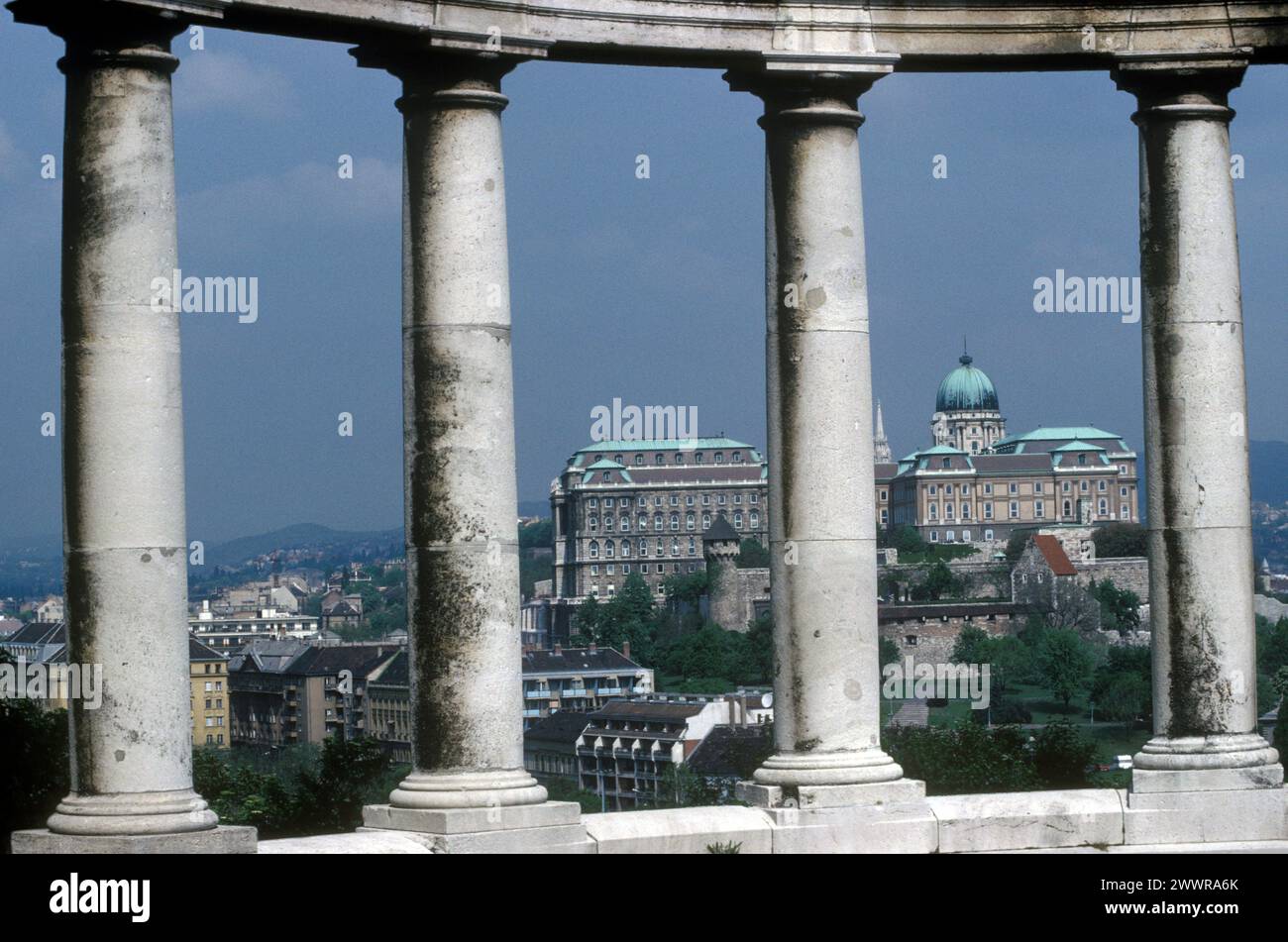 Budapest, Hongrie vers 1990. Le bâtiment du parlement dans la ville de Pest HOMER SYKES Banque D'Images