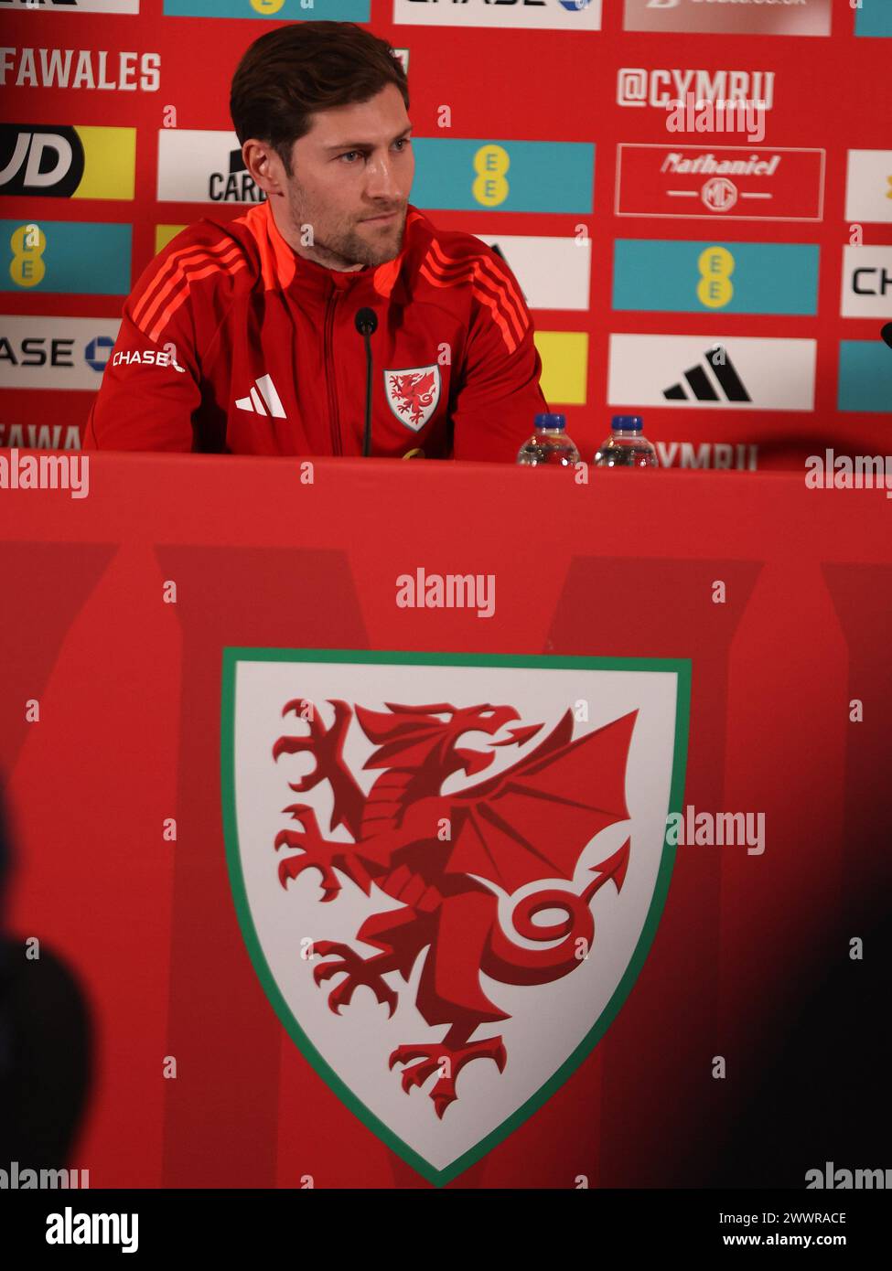 Cardiff, Royaume-Uni. 25 mars 2024. Ben Davies, le capitaine du pays de Galles, s'adresse aux médias lors de la conférence de presse de l'équipe de football du pays de Galles à Hensol, Vale of Glamorgan, dans le sud du pays de Galles, le lundi 25 mars 2024. L'équipe se prépare pour le match de qualification de l'UEFA Euro 2024 contre la Pologne demain. photo par Andrew Orchard/Andrew Orchard photographie sportive/ Alamy Live News crédit : Andrew Orchard photographie sportive/Alamy Live News Banque D'Images