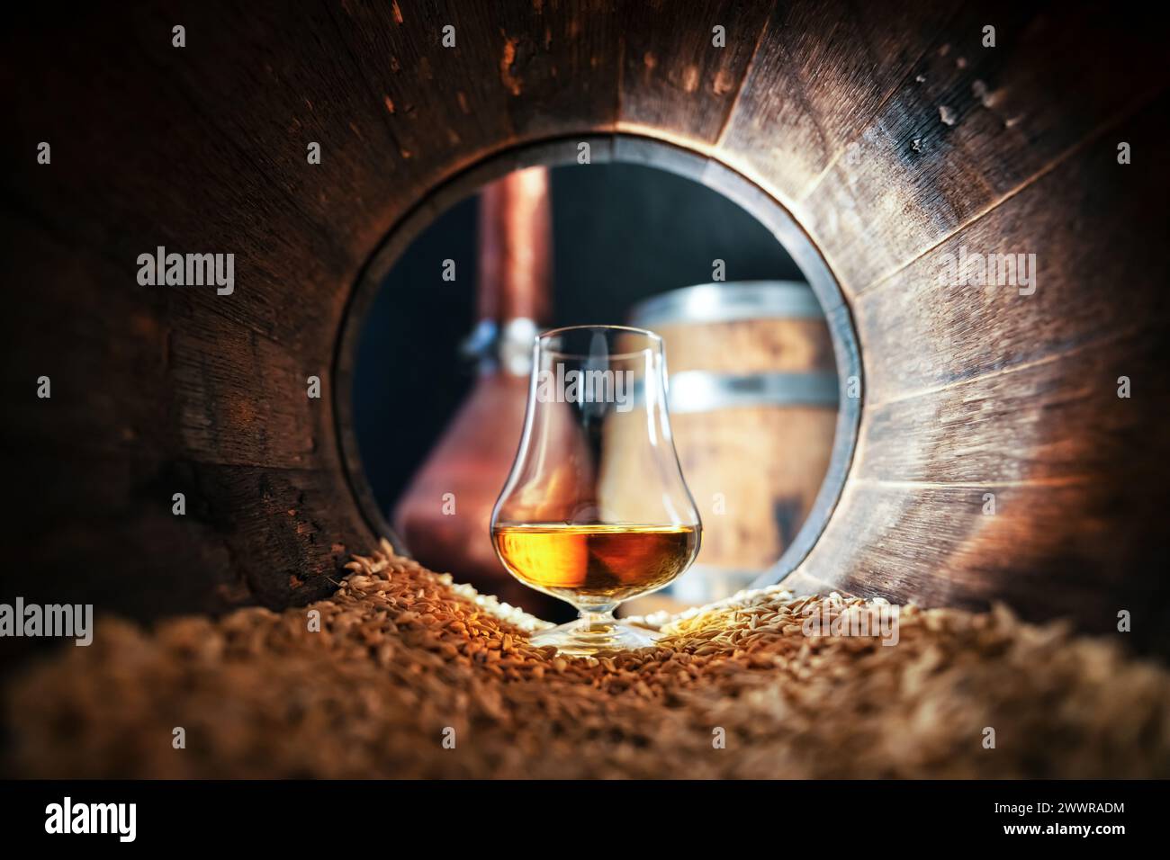 Un verre de whisky bourbon dans un vieux fût de chêne. Cuivre alambic et fût de chêne sur fond. Concept traditionnel de distillerie d'alcool Banque D'Images