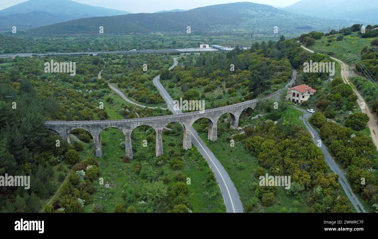 Photo aérienne par drone du viaduc désaffecté de Marari sur la ligne de chemin de fer OSE à voie métrique du Péloponnèse, Grèce, mai 2023 Banque D'Images