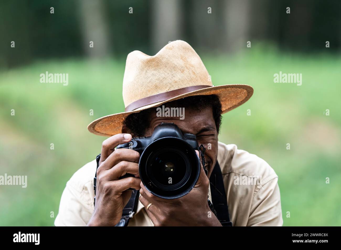 Capturer l’essence de la nature, un photographe avec une intention ciblée. Dans le regard de la nature, un photographe dévoué cherche le cliché parfait. Harmonie entre Banque D'Images