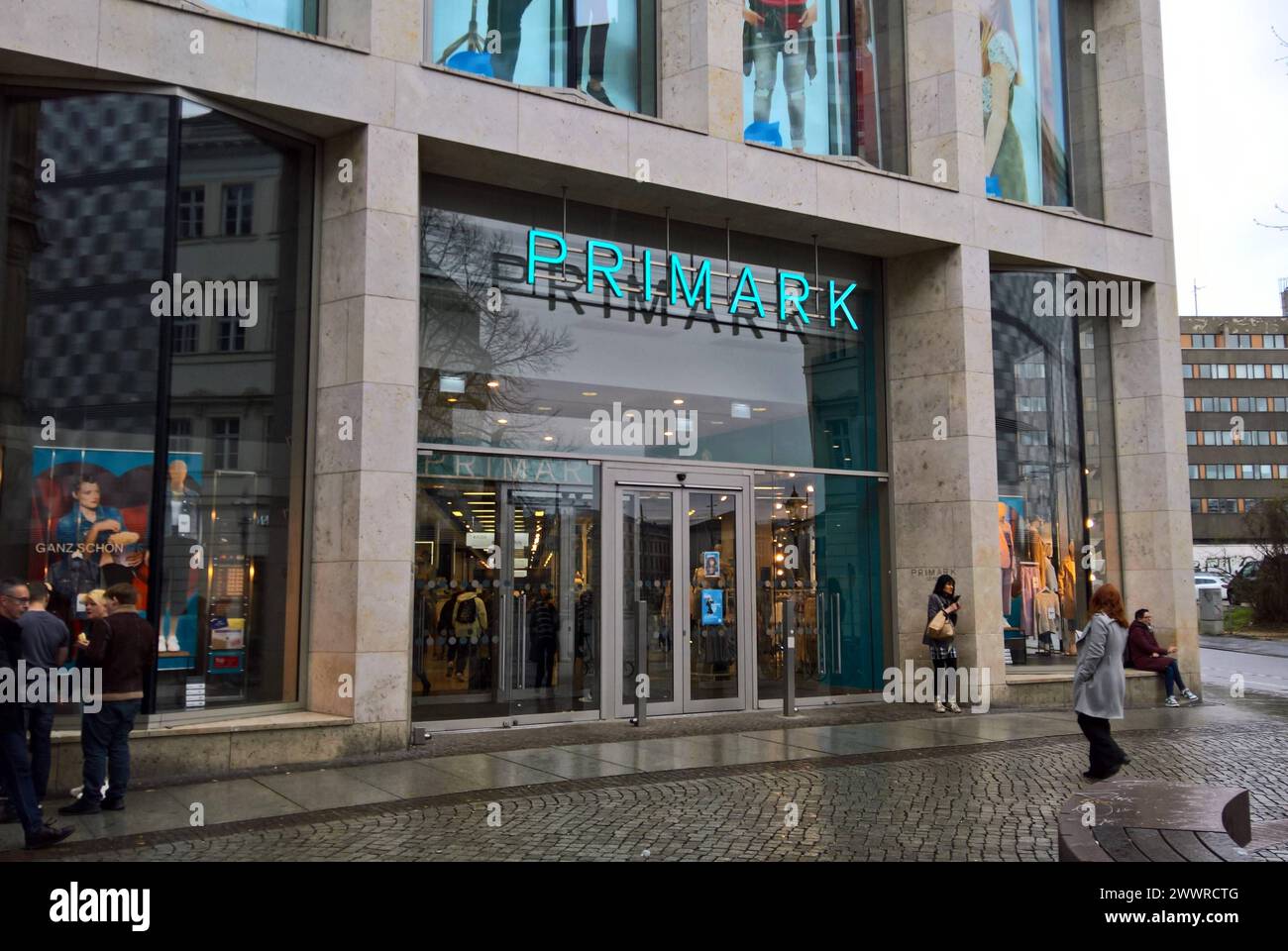 PRIMARK à Leipzig. PRIMARK ist ein international tätiger Textil-Discounter mit Hauptsitz in Dublin in der Republik Irland. In Primark-Filialen, die in der Regel mehrere Tausend Quadratmeter Verkaufsfläche bieten, werden Textilien, Schuhe und Accessoires für Damen, Herren und Kinder sowie Artikel für den Wohnbedarf und Kosmetik zu niedrigen Preisen verkauft *** Primark à Leipzig Primark est un détaillant international de vêtements discount basé à Dublin en République d'Irlande magasins Primark, qui offrent généralement plusieurs milliers de mètres carrés d'espace de vente au détail, vendent des textiles, des chaussures et Banque D'Images