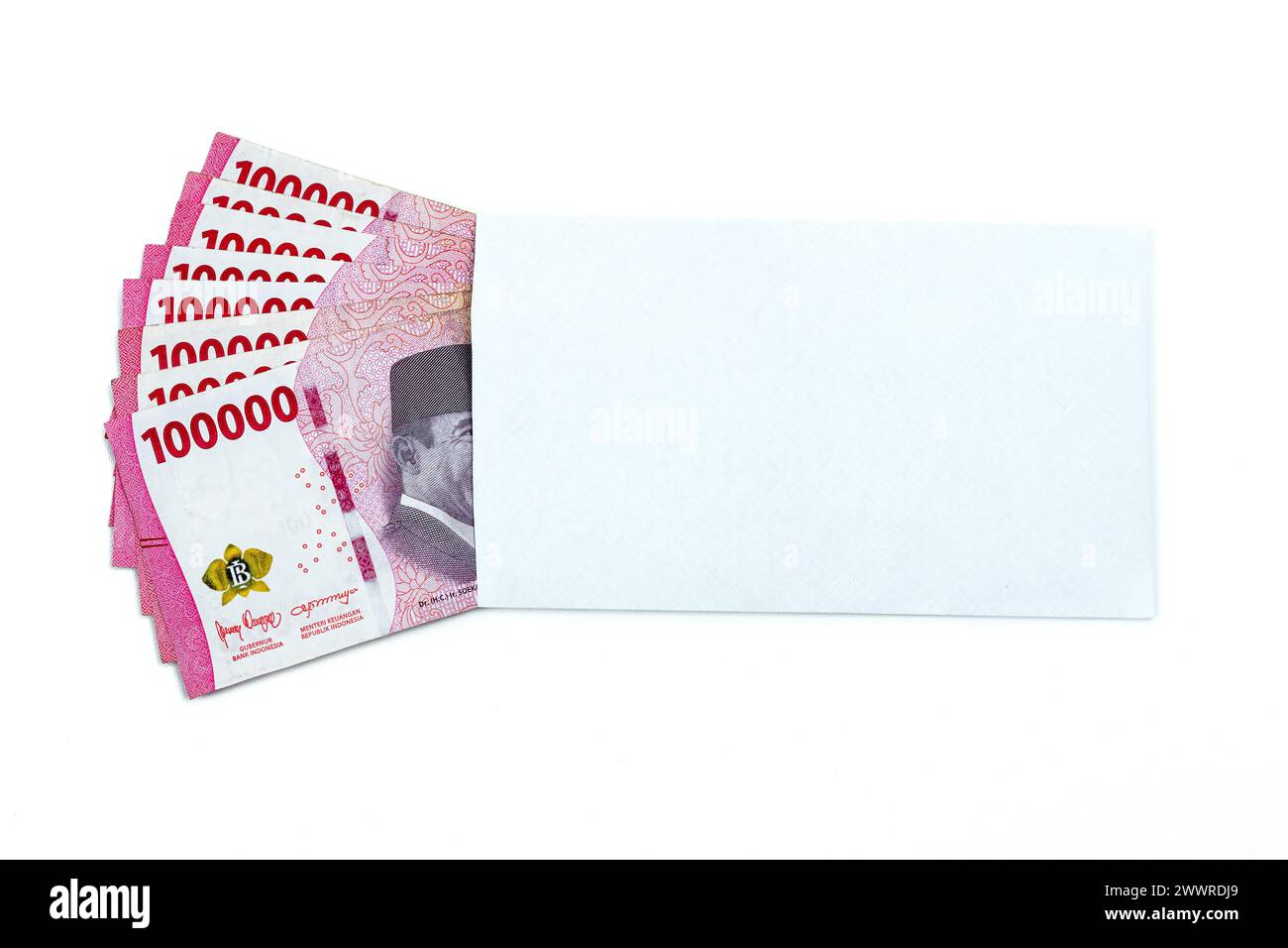 Monnaie roupie indonésienne. Enveloppe blanche contenant IDR 100 000 en espèces isolée sur fond blanc Banque D'Images