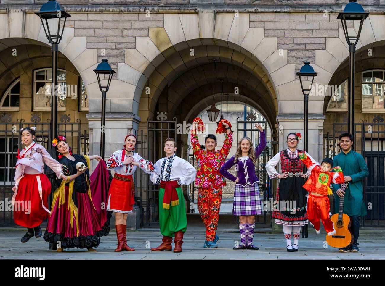 Les danseurs traditionnels en costume national lancent le Festival des grenades, Édimbourg, Écosse, Royaume-Uni Banque D'Images