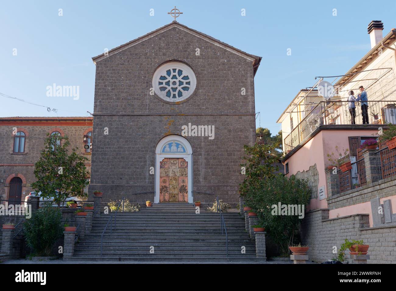 Façade de l'église Saint-Joseph (San Giuseppe) avec sa porte élaborée à Montefiascone, région du Latium, Italie. 24 mars 2024 Banque D'Images