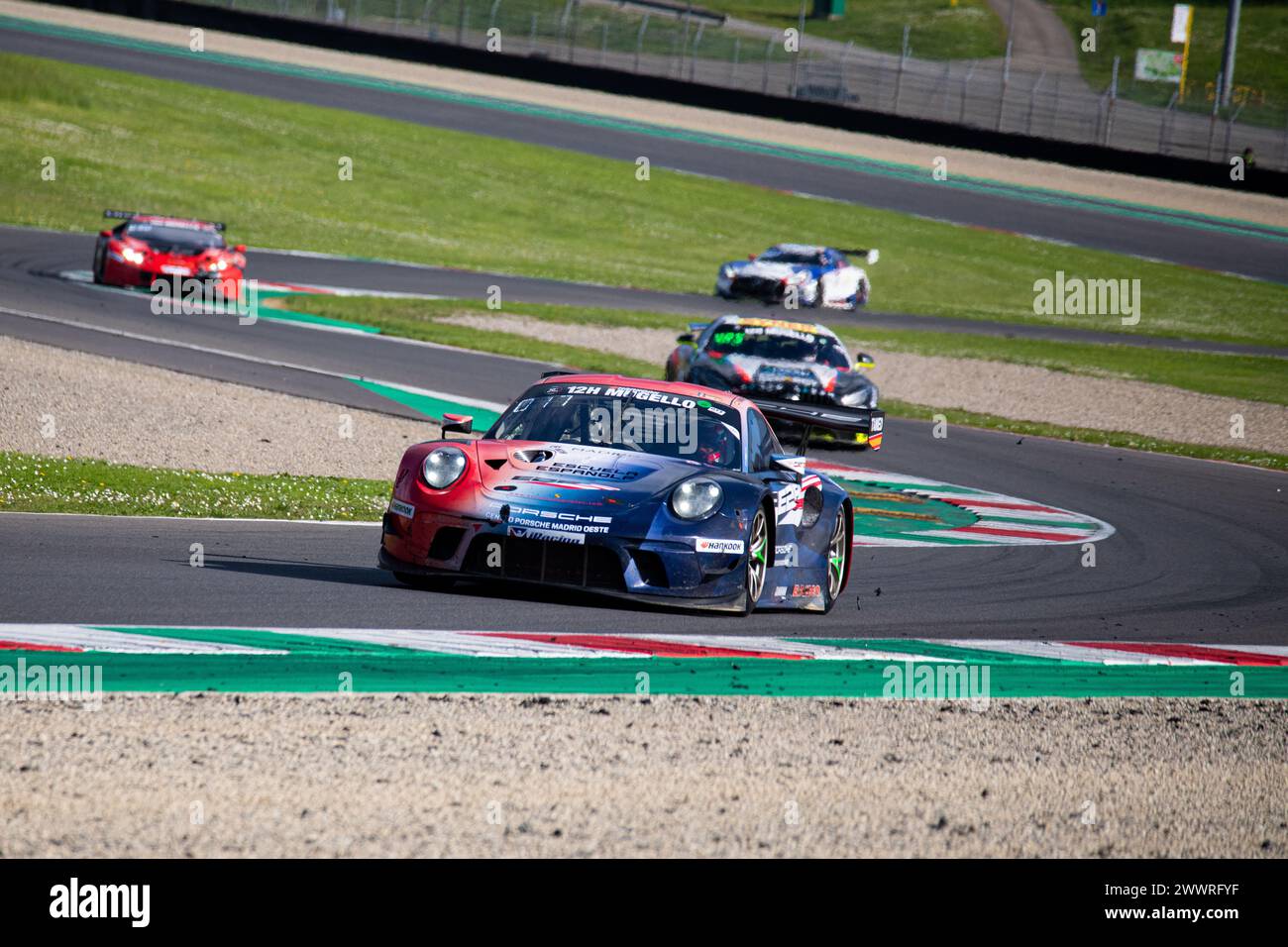 Circuit Mugello, Italie 24/03/2024 - 12h Mugello, série 24H. Course partie 2. Porsche 911 GT3 R by E2P Racing en action sur circuit. Crédit photo : Fabio Pagani/Alamy Live News Banque D'Images