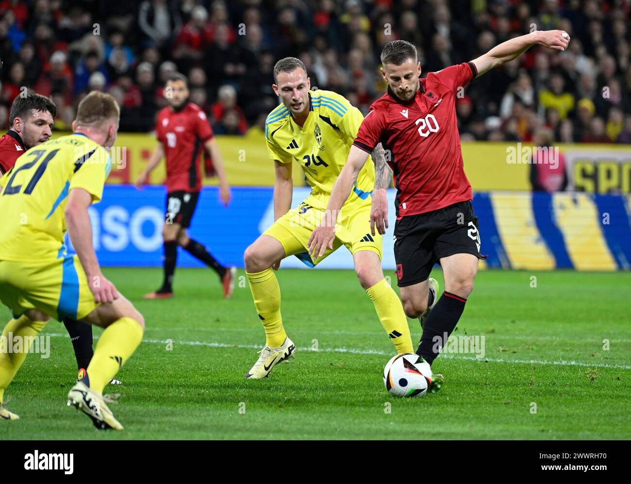 Sweden's Gustaf Nilsson and Albania's Ylber Ramadani, right, in action during a friendly soccer match between Sweden and Albania at Friends Arena, Stockholm, Sweden, Monday March 25, 2024. (Jessica Gow/TT via AP) Banque D'Images