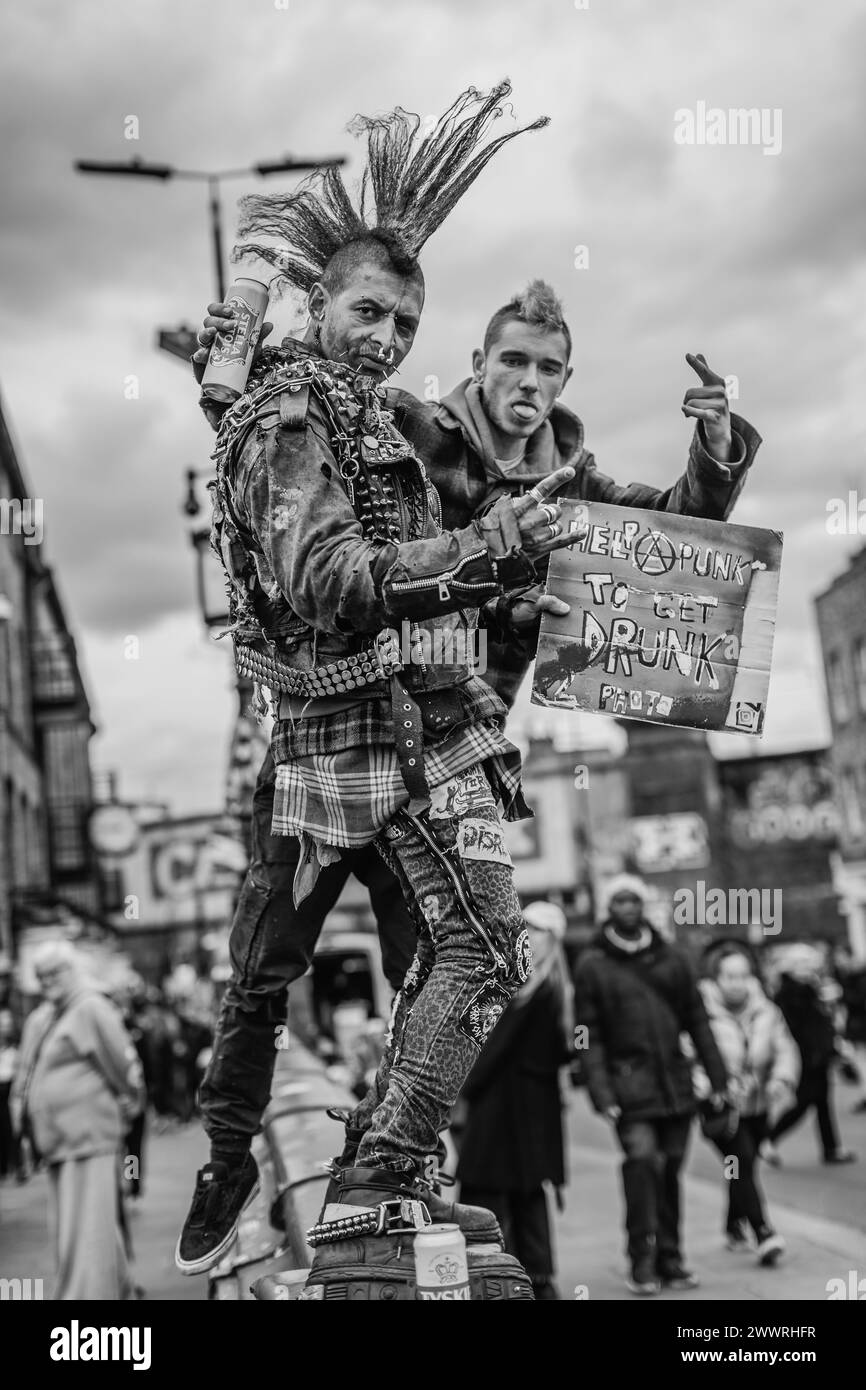 Le célèbre 'Zombie Punk' et un ami dans Camden de Londres. Banque D'Images
