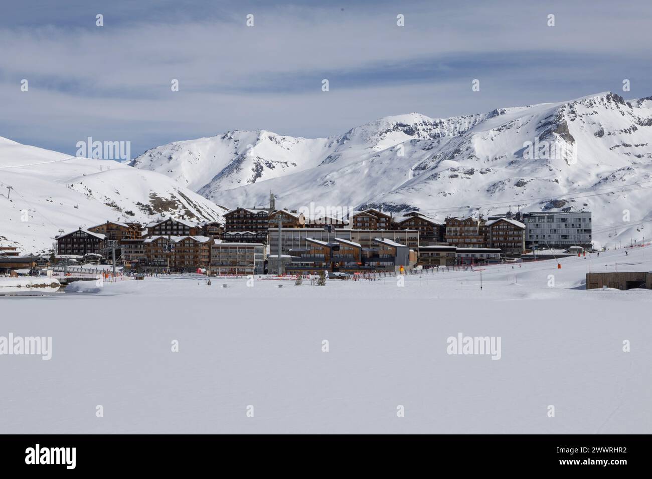 Une partie du quartier du Lac de Tignes, une station de ski dans les Alpes françaises, vue de l'autre côté du lac naturel qui est gelé pendant près de la moitié de l'année. Banque D'Images