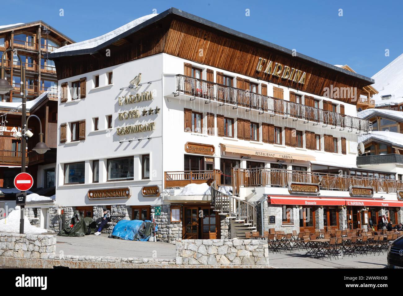 La Promenade du Tovière dans la station de ski de Tignes, en France, possède quelques-uns des rares bâtiments restants à avoir conservé leur architecture originale des années 1960. Banque D'Images